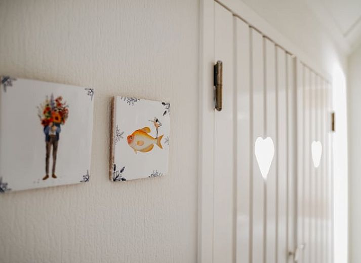 Knusse woonkamer met open haard in Vakantiehuisje in IJhorst, Noordwest Overijssel, Overijssel.