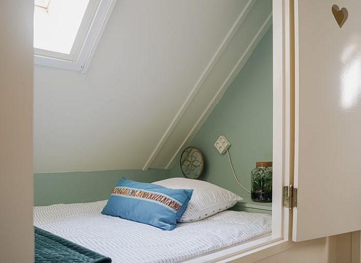 Knusse woonkamer met open haard in Vakantiehuisje in IJhorst, Noordwest Overijssel, Overijssel.