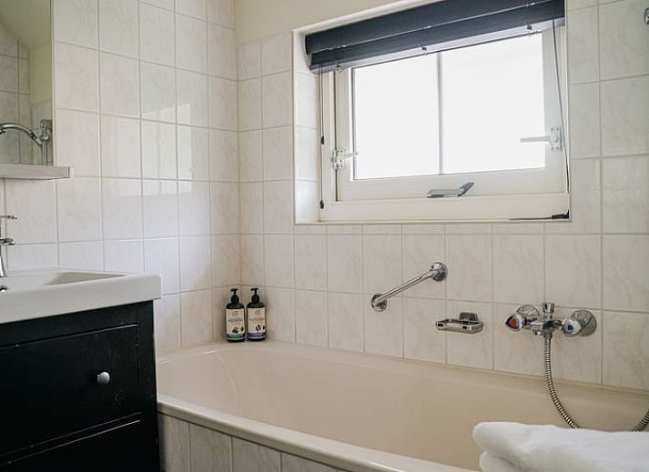 Comfortabele zithoek in de woonkamer van Vakantiehuisje in IJhorst, Noordwest Overijssel, Overijssel.