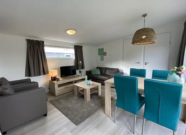 Vrijstaande woning in IJhorst, Noordwest Overijssel, met uitzicht op een rustige vijver en omgeven door groene natuur.