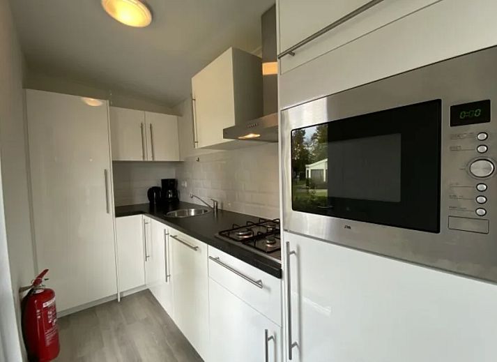 Moderne woonkamer in de Vrijstaande woning in IJhorst, Overijssel, met comfortabele zithoek en eetruimte voor een ontspannen verblijf.