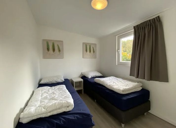 Moderne woonkamer in de Vrijstaande woning in IJhorst, Overijssel, met comfortabele zithoek en eetruimte voor een ontspannen verblijf.
