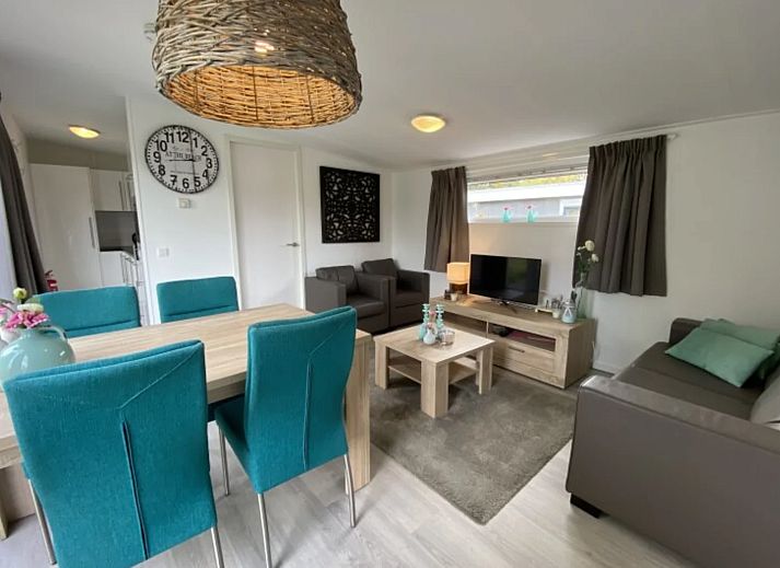 Freistehendes Haus in IJhorst, ein Ferienhaus im Nordwesten von Overijssel, mit einem ruhigen Garten am Wasser und einer einladenden Terrasse.