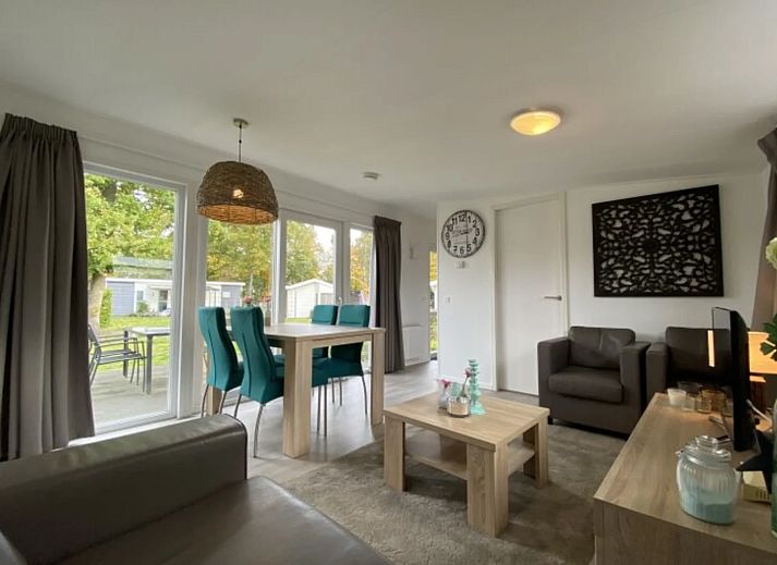 Freistehendes Haus in IJhorst, ein Ferienhaus im Nordwesten von Overijssel, mit einem ruhigen Garten am Wasser und einer einladenden Terrasse.