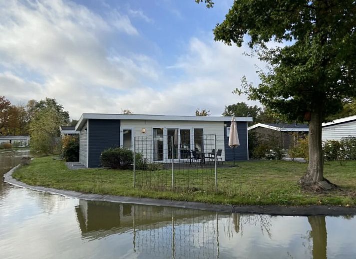 Vrijstaande woning in IJhorst met uitzicht op een rustige waterkant, ideaal vakantiehuis in Noordwest Overijssel voor natuurliefhebbers.