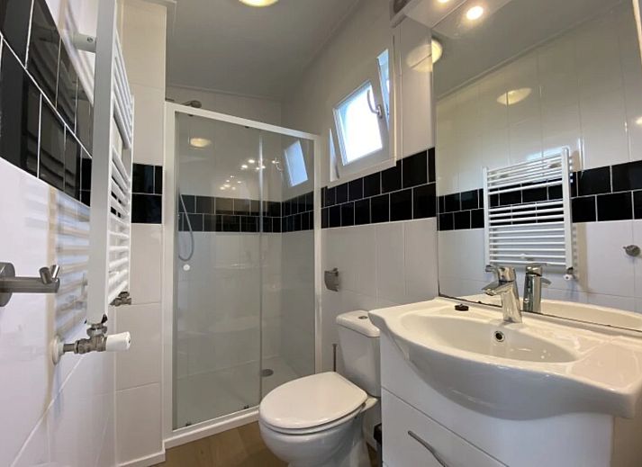 Gezellige woonkamer in Vrijstaande woning in IJhorst, Noordwest Overijssel. Comfortabel vakantiehuis met moderne inrichting en veel lichtinval.