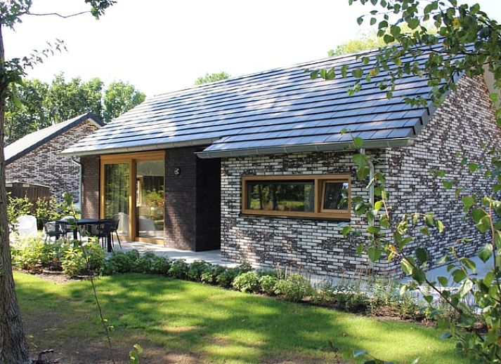 Vakantiehuis in IJhorst, een charmant vakantieverblijf in Noordwest Overijssel, omgeven door groene natuur en rustieke architectuur.