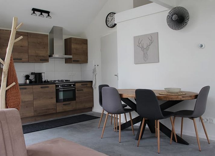 Vakantiehuis in IJhorst, een charmant vakantieverblijf in Noordwest Overijssel, omgeven door groene natuur en rustieke architectuur.