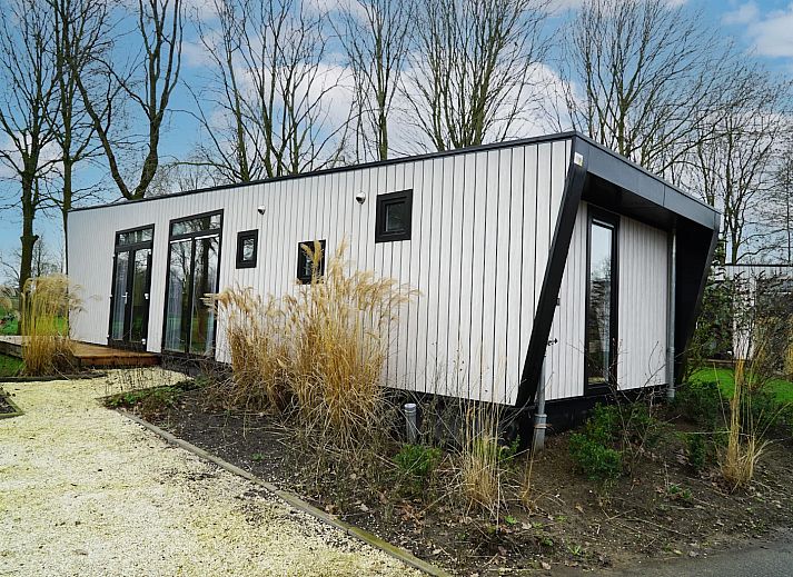 Gezellige slaapkamer in Vrijstaande woning in IJhorst, Overijssel met comfortabele bedden en sfeerverlichting.