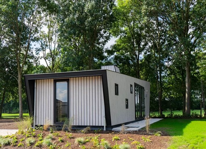 Gemtlicher Essbereich im freistehenden Haus in IJhorst, Nordwest-Overijssel, mit Blick auf die grne Natur durch groe Fenster.