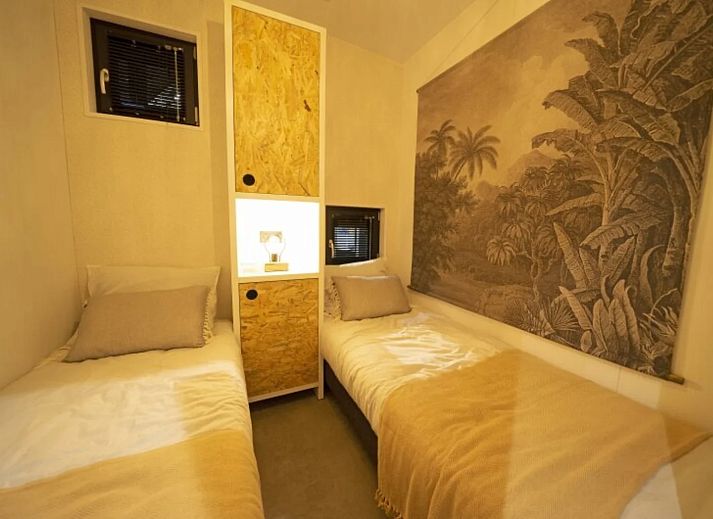 Modernes Wohnzimmer in einem freistehenden Haus in IJhorst, Overijssel, mit grnen Akzenten und Blick auf den Garten.