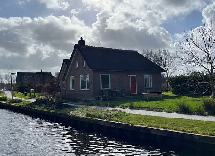 Gemuetliches Schlafzimmer mit Kamin im Ferienhaus in Kalenberg, Nordwest Overijssel.