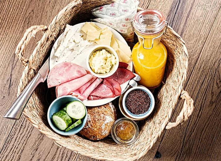 Gemuetliches Schlafzimmer mit Kamin im Ferienhaus in Kalenberg, Nordwest Overijssel.