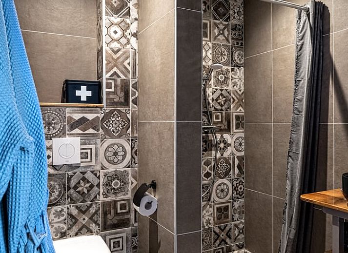 Gemuetliches Schlafzimmer mit Kamin im Ferienhaus in Kalenberg, Nordwest Overijssel.