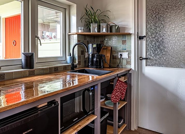 Malerisches Landhaus am Wasser in Kalenberg, Overijssel.