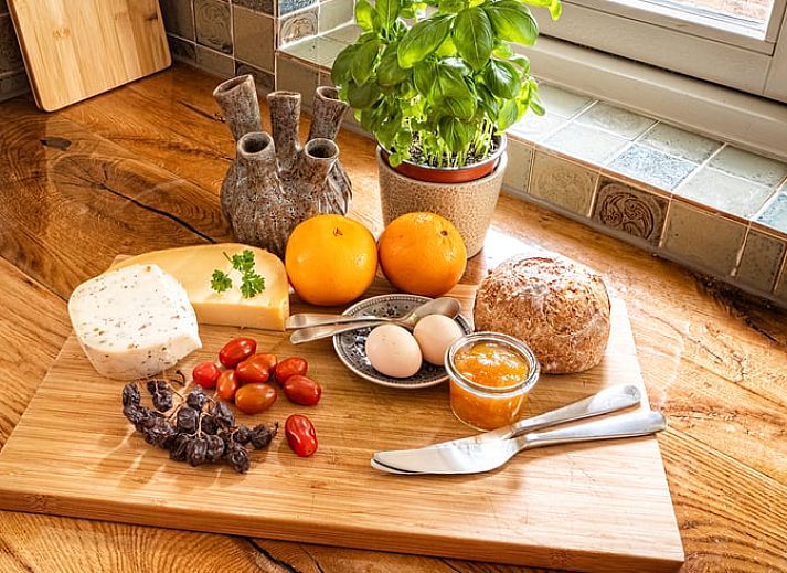 Malerisches Landhaus am Wasser in Kalenberg, Overijssel.