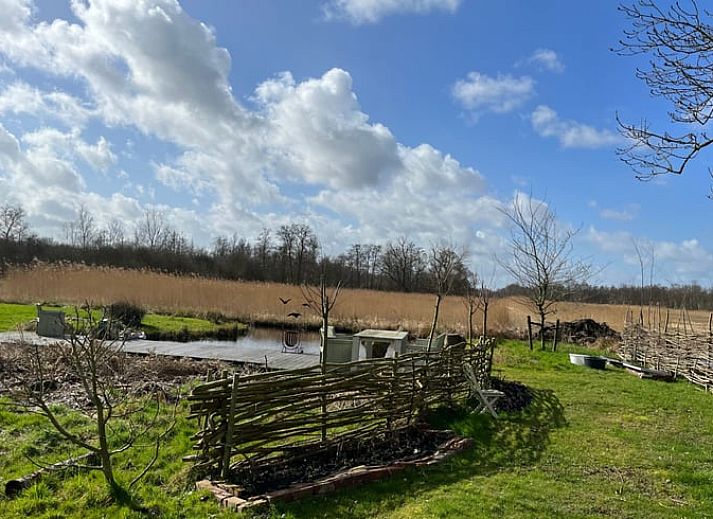 Malerisches Landhaus am Wasser in Kalenberg, Overijssel.