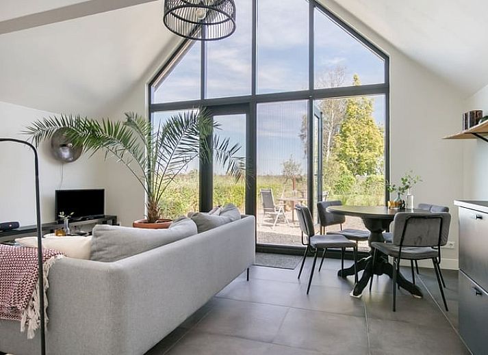 Charmant vakantiehuis in Kalenberg, Noordwest Overijssel, omringd door groene tuinen en blauwe luchten, ideaal voor een ontspannen verblijf.