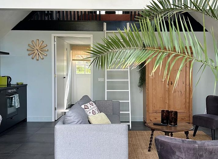 Charmant vakantiehuis in Kalenberg, Noordwest Overijssel, omringd door groene tuinen en blauwe luchten, ideaal voor een ontspannen verblijf.