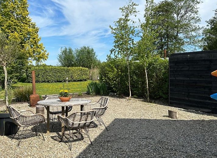 Vakantiehuis in Kalenberg met ruim terras en uitzicht op natuur in Noordwest Overijssel, ideaal voor ontspanning en buitenleven.