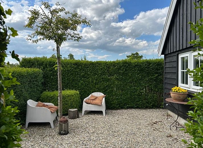 Vakantiehuis in Kalenberg met ruim terras en uitzicht op natuur in Noordwest Overijssel, ideaal voor ontspanning en buitenleven.