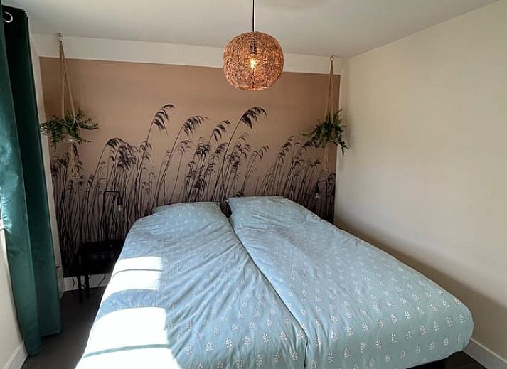 Vakantiehuis in Kalenberg biedt een prachtig uitzicht op de tuin vanuit de woonkamer, ideaal gelegen in Noordwest Overijssel.