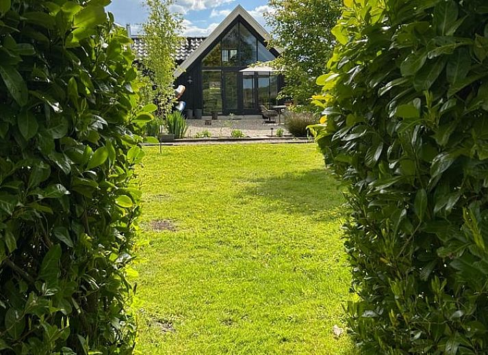 Vakantiehuis in Kalenberg biedt een prachtig uitzicht op de tuin vanuit de woonkamer, ideaal gelegen in Noordwest Overijssel.
