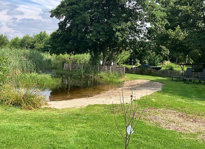 Vakantiehuis in Kalenberg biedt een prachtig uitzicht op de tuin vanuit de woonkamer, ideaal gelegen in Noordwest Overijssel.