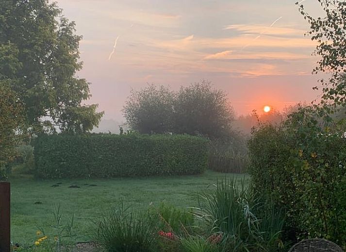 Vakantiehuis in Kalenberg biedt een prachtig uitzicht op de tuin vanuit de woonkamer, ideaal gelegen in Noordwest Overijssel.