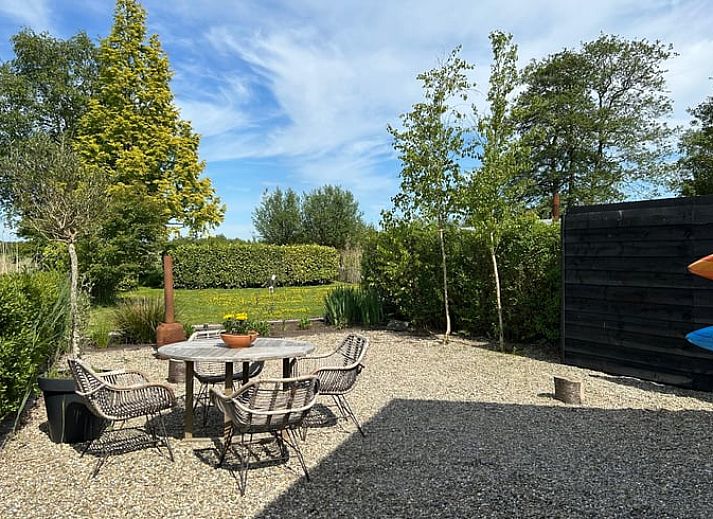 Gezellige binnenruimte van Vakantiehuis in Kalenberg, Overijssel, met moderne inrichting en groene accenten.