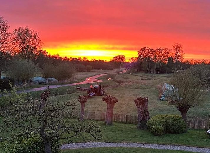 Gezellige binnenruimte van Vakantiehuis in Kalenberg, Overijssel, met moderne inrichting en groene accenten.