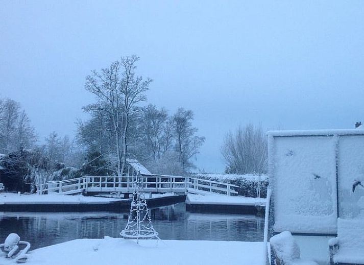 Ferienhaus am Wasser in Kalenberg im Nordwesten von Overijssel, charmantes Ferienhaus mit Reetdach.
