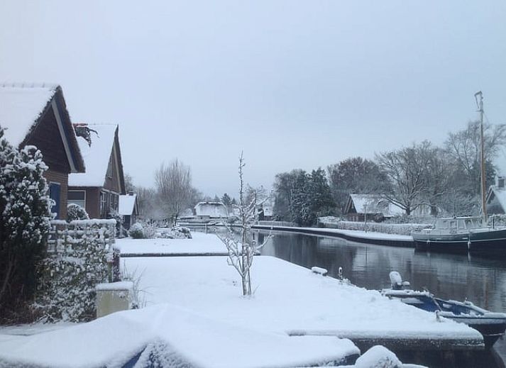 Ferienhaus am Wasser in Kalenberg im Nordwesten von Overijssel, charmantes Ferienhaus mit Reetdach.