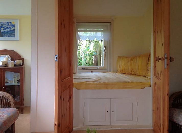 Verschneites Ferienhaus in Kalenberg, winterlicher Charme im Nordwesten von Overijssel.