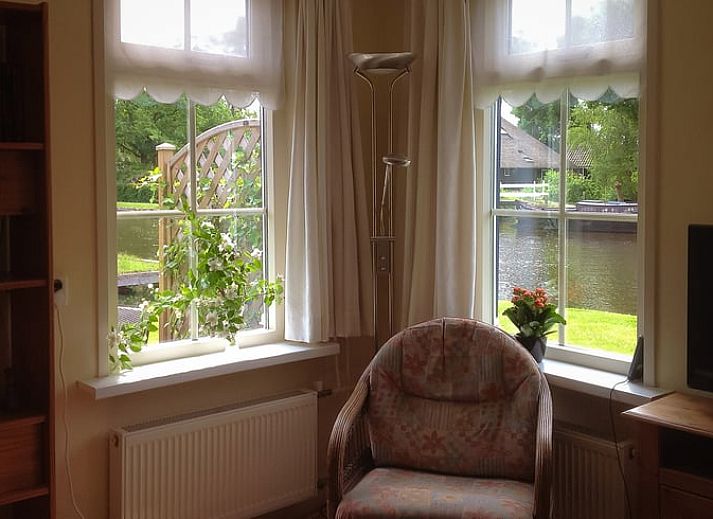 Verschneites Ferienhaus in Kalenberg, winterlicher Charme im Nordwesten von Overijssel.