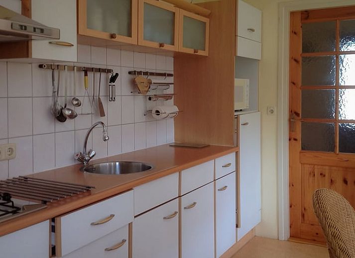 Verschneite Landschaft am Ferienhaus in Kalenberg, idyllischer Winter in Overijssel.