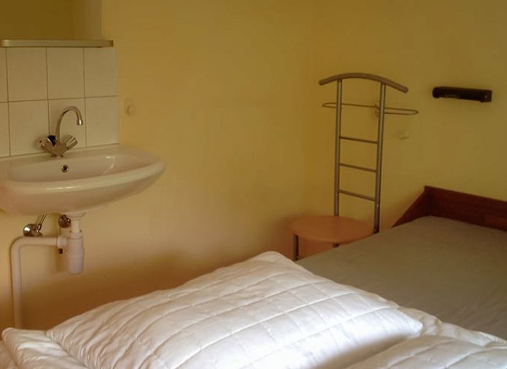 Verschneite Landschaft am Ferienhaus in Kalenberg, idyllischer Winter in Overijssel.