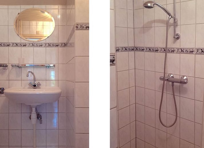 Verschneite Landschaft am Ferienhaus in Kalenberg, idyllischer Winter in Overijssel.