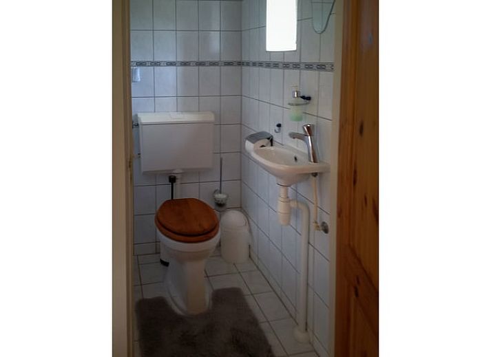 Verschneite Landschaft am Ferienhaus in Kalenberg, idyllischer Winter in Overijssel.