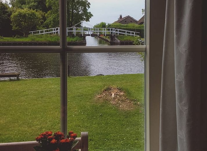 Verschneite Umgebung des Ferienhauses in Kalenberg, malerischer Wasserblick.