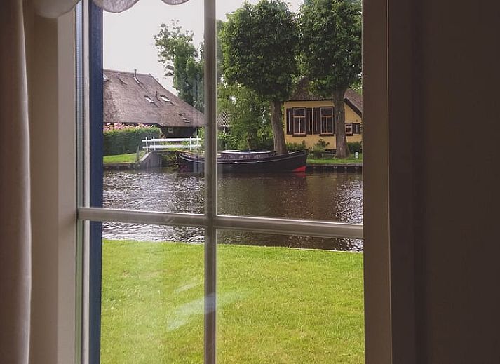 Verschneite Umgebung des Ferienhauses in Kalenberg, malerischer Wasserblick.