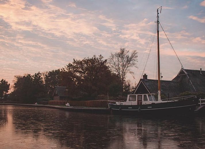 Gemuetlicher Innenbereich des Ferienhauses in Kalenberg, mit Kaffeeecke und Gartenblick.