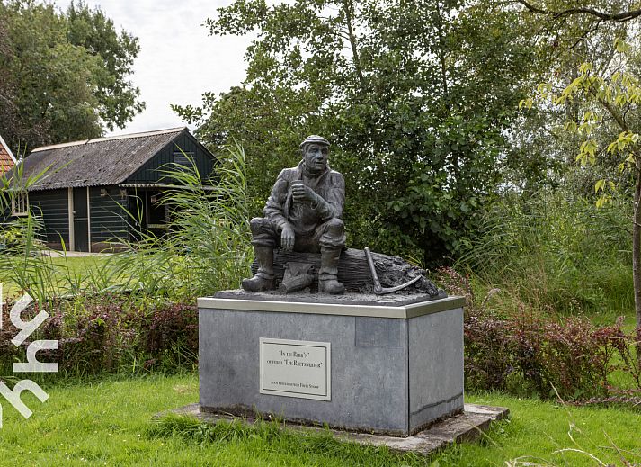 Gemuetliches Schlafzimmer im Ferienhaus OV598, Kalenberg, mit Holzbalken und bequemem Doppelbett.