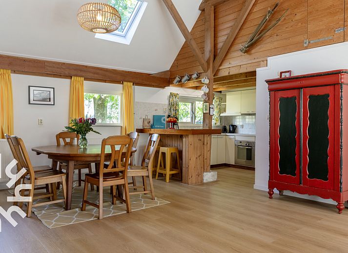 Gemuetliches Schlafzimmer im Ferienhaus OV598, Kalenberg, mit Holzbalken und bequemem Doppelbett.