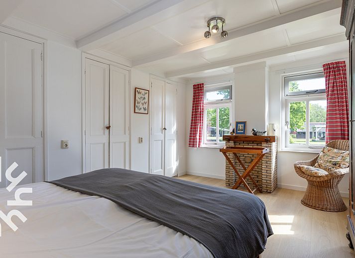 Helles Schlafzimmer im Ferienhaus OV598, Kalenberg, mit grossen Fenstern und klassischer Einrichtung.