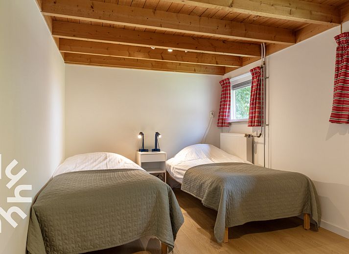 Helles Schlafzimmer im Ferienhaus OV598, Kalenberg, mit grossen Fenstern und klassischer Einrichtung.
