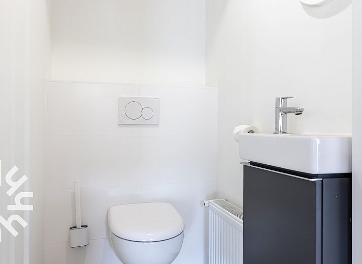 Helles Schlafzimmer im Ferienhaus OV598, Kalenberg, mit grossen Fenstern und klassischer Einrichtung.