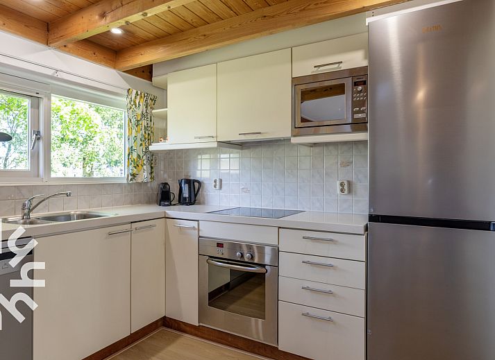 Helles Schlafzimmer im Ferienhaus OV598, Kalenberg, mit grossen Fenstern und klassischer Einrichtung.