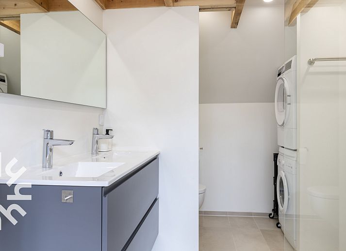 Moderne Waschkueche im Ferienhaus OV598, Kalenberg, mit Waschmaschine und Trockner.