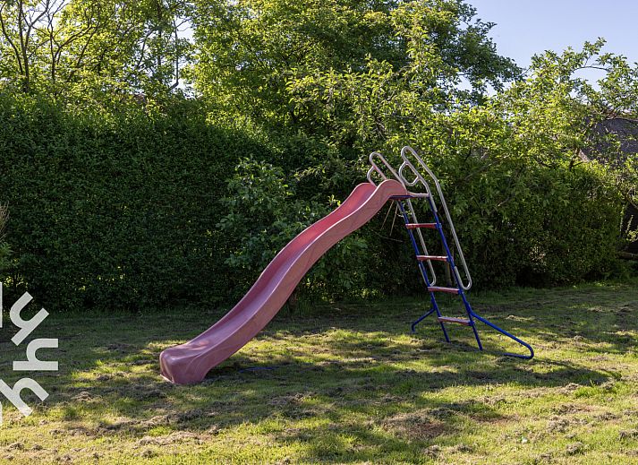 Geraeumiges Wohnzimmer im Ferienhaus OV598, Kalenberg, mit viel Licht und bequemen Sitzgelegenheiten.